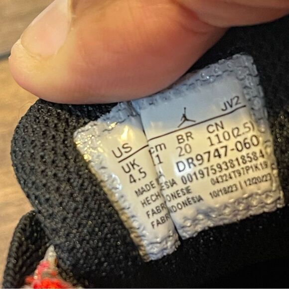 Nike Black and Red Sneakers with Classic Basketball Design - Picture 7 of 7